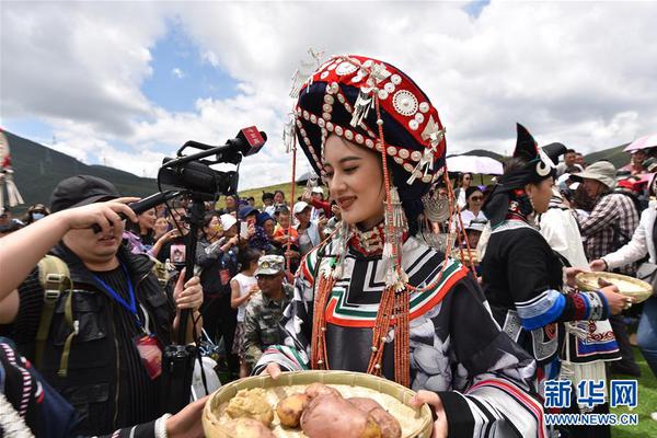 李克強(qiáng)會見巴西聯(lián)邦共和國總統(tǒng)