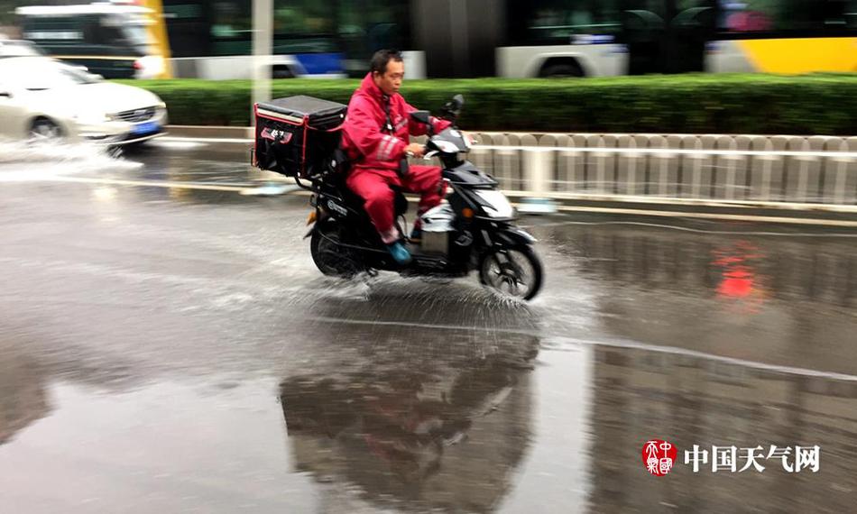 西安維權(quán)女車主反被債主維權(quán)，一碼歸一碼