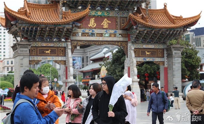 李克強(qiáng)會(huì)見(jiàn)巴西聯(lián)邦共和國(guó)總統(tǒng)