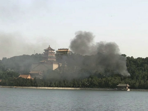 河北“袁府”是養(yǎng)老院？白巖松：要真是，就感動(dòng)中國(guó)了
