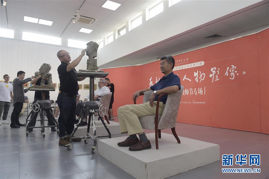 河北“袁府”是養(yǎng)老院？白巖松：要真是，就感動(dòng)中國(guó)了